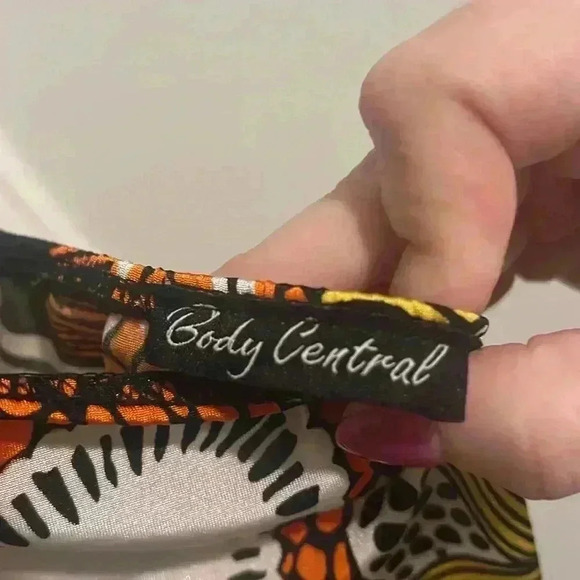 Vintage Y2K Backless Top size Large abstract Design Body Central like new - Picture 8 of 8